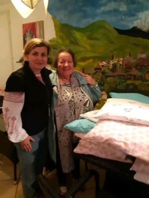 SENIORKI Z BACZYNY SZYJĄ  PODUSZKI DLA  DZIECI W UKRAINIE 